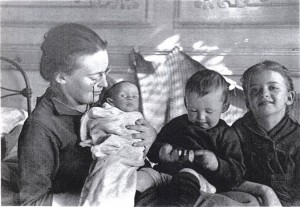 Елизавета Скобцова с детьми. Настя — слева