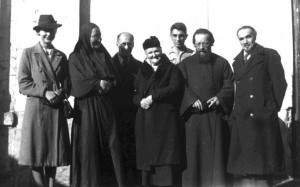 Во дворе на ул.Лурмель: мать Мария, К. Мочульский, С.Б. Пиленко, отец Дмитрий Клепинин, Г. Федотов Источник: http://www.pravmir.ru/mat-mariya-ya-ne-boyus-stradaniy/#ixzz2xZ6nOhng
