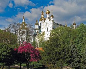 pokrovskiy_monastir_so_storoni_parka