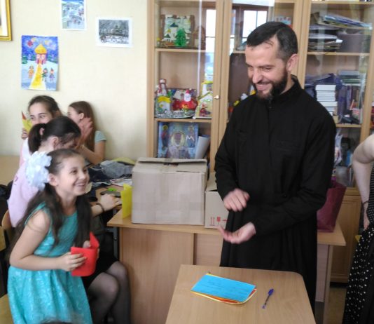 Дети воскресной школы сдали экзамены и получили табеля
